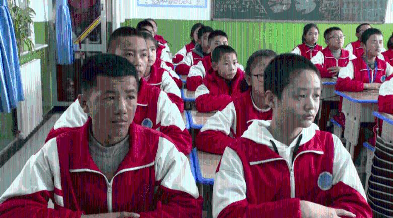 宋轶新加坡探亲暴露了!全家都是高颜值!黑色吊带裙肤白貌美养眼